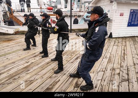 Seeleute der Royal Canadian Navy helfen dabei, die erhaltene Korvette der Flower-Klasse HMCS Sackville an ihrem Sommerliegeplatz in Halifax, NS, zu bringen. Stockfoto