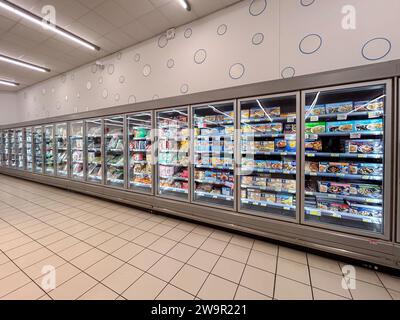 Italien - 28. Dezember 2023: Lange gekühlte Vitrine in einem italienischen Supermarkt Stockfoto