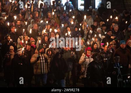 Edinburgh, Großbritannien. Dezember 2023. Fackelprozession zurück zum 30-jährigen Jubiläum als Teil von Edinburgh Hogmanay. Etwa 20.000 Menschen fackeln, um Edinburgh zu glänzen. Neuer Startpunkt in den Meadows, wo ein fest mit Live-Street Theatre, Feuerdarstellern, Pipe Bands und Drummers gefeiert wird, bevor Wikinger vom SüdFestland von Shetland bis Helly AA' Jarl Squad die Prozession anführen, um einen atemberaubenden Fluss aus Feuer durch die historische Altstadt der Hauptstadt zu schaffen. Bildnachweis: Pako Mera/Alamy Live News Stockfoto