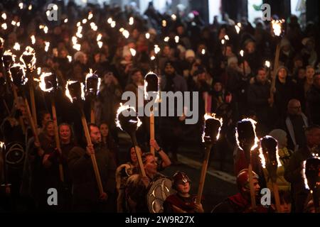 Edinburgh, Großbritannien. Dezember 2023. Fackelprozession zurück zum 30-jährigen Jubiläum als Teil von Edinburgh Hogmanay. Etwa 20.000 Menschen fackeln, um Edinburgh zu glänzen. Neuer Startpunkt in den Meadows, wo ein fest mit Live-Street Theatre, Feuerdarstellern, Pipe Bands und Drummers gefeiert wird, bevor Wikinger vom SüdFestland von Shetland bis Helly AA' Jarl Squad die Prozession anführen, um einen atemberaubenden Fluss aus Feuer durch die historische Altstadt der Hauptstadt zu schaffen. Bildnachweis: Pako Mera/Alamy Live News Stockfoto