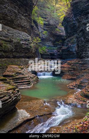 Der Watkins Glen State Park liegt im Finger Lake District von New York. Innerhalb des Parks befindet sich die Schlucht. Es besteht aus 19 Wasserfällen. Die Klippen der Stockfoto