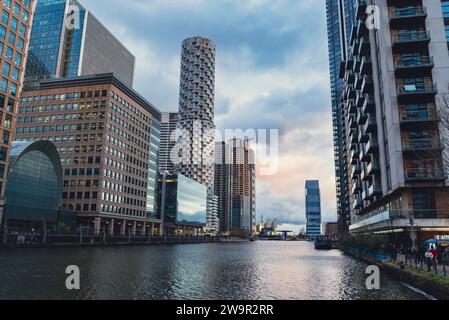 Canary Wharf, London, England - 29. Dezember 2023: Die elegante Skyline von Canary Wharf spiegelt sich in ruhigen Gewässern wider und verkörpert moderne urbane Eleganz und Archi Stockfoto