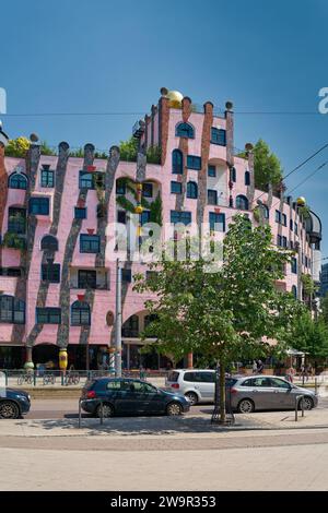 Blick auf das Hundertwasser-Haus, grüne Zitadelle, in Magdeburg, das letzte Gebäude des Architekten Friedensreich Hundertwasser Stockfoto