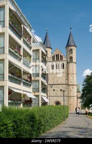 Stadtblick auf Magdeburg in Deutschland mit einem Wohngebäude und dem Kloster unserer Lieben Frauen im Hintergrund Stockfoto