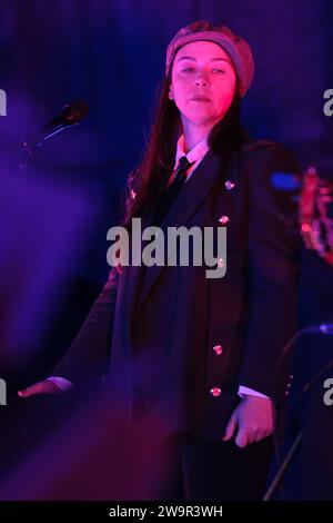 Madrid, Spanien. Dezember 2023. Flamenco-Sängerin Sandra Carrasco tritt während des Konzerts in der Kirche unserer Lieben Frau von Guadalupe in Madrid auf, 29. Dezember 2023, Spanien (Foto: Oscar Gonzalez/SIPA USA) (Foto: Oscar Gonzalez/SIPA USA) Credit: SIPA USA/Alamy Live News Stockfoto