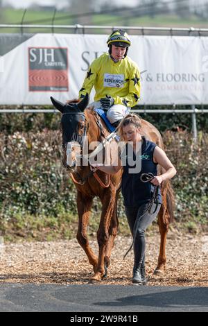 Doyannie, geritten von Lorcan Williams für Jack Barber, am 21. März 2022 in Wincanton Stockfoto