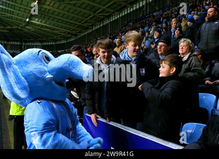 Coventry City Maskottchen Sky Blue Sam posiert für ein Foto mit einem Fan auf den Tribünen während des Sky Bet Championship Matches in der Coventry Building Society Arena in Coventry. Bilddatum: Freitag, 29. Dezember 2023. Stockfoto