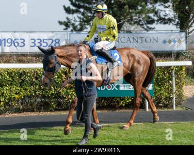 Doyannie, geritten von Lorcan Williams für Jack Barber, am 21. März 2022 in Wincanton Stockfoto