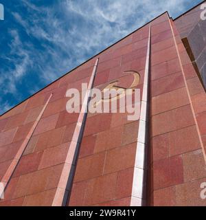 Detail eines Denkmals im Treptower Park in Berlin mit Hammer und Sichel, dem Symbol der ehemaligen Sowjetunion Stockfoto