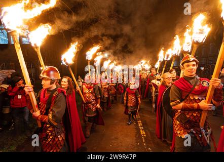 Edinburgh, Schottland, Großbritannien. Dezember 2023. Die Fackelprozession, die von wikings aus Shetlands South Mainland bis zum Helly AA’ Jarl Squad geführt wird, beginnt an den Meadows in Edinburgh. Es wird erwartet, dass bis zu 20.000 Bürger daran beteiligt sind. Die Prozession ist die erste Veranstaltung im Rahmen der offiziellen Hogmanay-Feierlichkeiten in Edinburgh im Vorfeld des Neujahrs. Iain Masterton/Alamy Live News Stockfoto