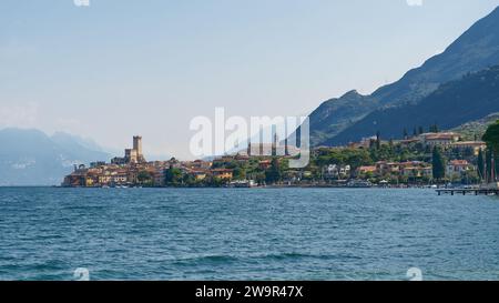 Panoramablick auf die mittelalterliche Stadt Malcesine am Gardasee in Italien vom Wasser aus gesehen Stockfoto