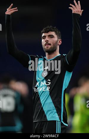 Tom Cannon von Leicester City feiert nach dem letzten Pfiff des Sky Bet Championship Matches im Cardiff City Stadium. Bilddatum: Freitag, 29. Dezember 2023. Stockfoto