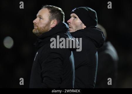 Bristol, England. Dezember 2023. Charlton Athletic Assistant Head Coach Richard O'Donnell und Charlton Athletic Head Coach Michael Appleton während des Sky Bet EFL League One Matches Bristol Rovers und Charlton Athletic. Kyle Andrews/Alamy Live News Stockfoto