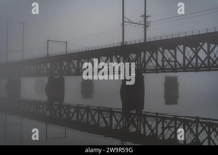 Railroad Bridge Reflections on a Foggy Night, Havre de Grace MD USA Stockfoto