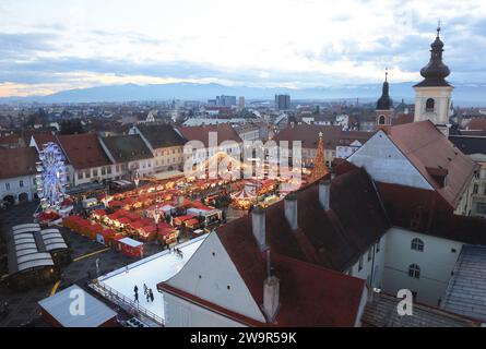 Blick vom Stadtturm in Sibiu, zeigt den Weihnachtsmarkt auf Piata Mare im historischen Sibiu, in Siebenbürgen, Rumänien Stockfoto