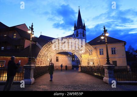 Brücke der Lügen mit weihnachtlichem Lichtertunnel in der mittelalterlichen Stadt Sibiu, Transsilvanien, Rumänien Stockfoto