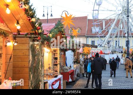 Hübscher Weihnachtsmarkt am Piata Mare, dem Großen Platz, in der historischen Stadt Sibiu, in Transsilvanien, Rumänien Stockfoto