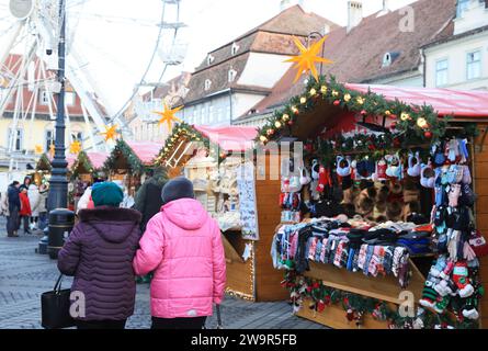 Hübscher Weihnachtsmarkt am Piata Mare, dem Großen Platz, in der historischen Stadt Sibiu, in Transsilvanien, Rumänien Stockfoto