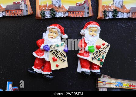 Hübscher Weihnachtsmarkt am Piata Mare, dem Großen Platz, in der historischen Stadt Sibiu, in Transsilvanien, Rumänien Stockfoto