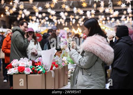 Gelegentlicher veganer Markt auf dem Artisan Canopy Market am Kings Cross während der festlichen Weihnachtszeit im Norden Londons, Großbritannien Stockfoto