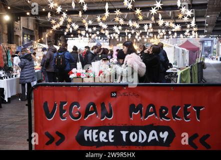 Gelegentlicher veganer Markt auf dem Artisan Canopy Market am Kings Cross während der festlichen Weihnachtszeit im Norden Londons, Großbritannien Stockfoto