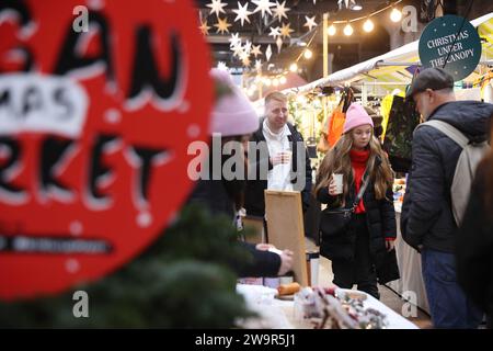 Gelegentlicher veganer Markt auf dem Artisan Canopy Market am Kings Cross während der festlichen Weihnachtszeit im Norden Londons, Großbritannien Stockfoto