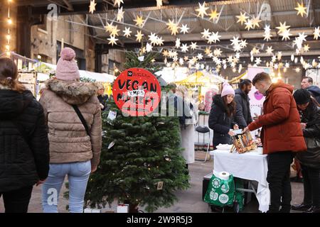 Gelegentlicher veganer Markt auf dem Artisan Canopy Market am Kings Cross während der festlichen Weihnachtszeit im Norden Londons, Großbritannien Stockfoto