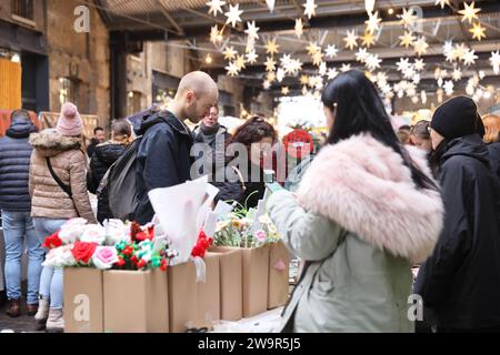 Gelegentlicher veganer Markt auf dem Artisan Canopy Market am Kings Cross während der festlichen Weihnachtszeit im Norden Londons, Großbritannien Stockfoto