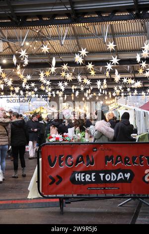 Gelegentlicher veganer Markt auf dem Artisan Canopy Market am Kings Cross während der festlichen Weihnachtszeit im Norden Londons, Großbritannien Stockfoto