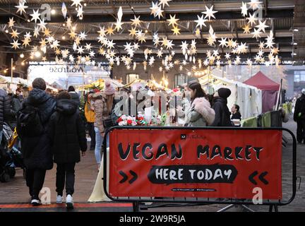 Gelegentlicher veganer Markt auf dem Artisan Canopy Market am Kings Cross während der festlichen Weihnachtszeit im Norden Londons, Großbritannien Stockfoto