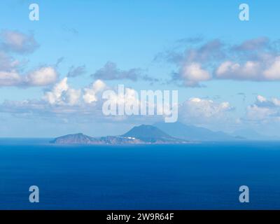 Sint Eustatius mit der Quill auf der Insel, mit St. Kitts im Hintergrund, von Saba aus gesehen, karibische Niederlande. Stockfoto