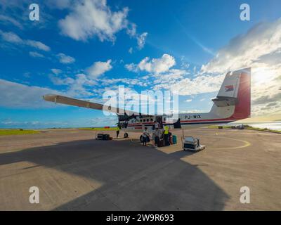 Winair DHC-6 am Flughafen Juancho E. Yrausquin SAB. Der Flughafen SAB hat die kürzeste kommerzielle Landebahn der Welt in Saba, Karibik-Niederlande Stockfoto