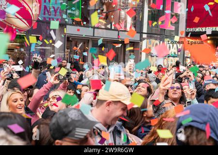 New York, USA. Dezember 2023. Zuschauer beobachten Konfetti-Tests vor der Silvesterfeier am 29. Dezember 2023 auf dem Times Square in New York. (Foto: Lev Radin/SIPA USA) Credit: SIPA USA/Alamy Live News Stockfoto