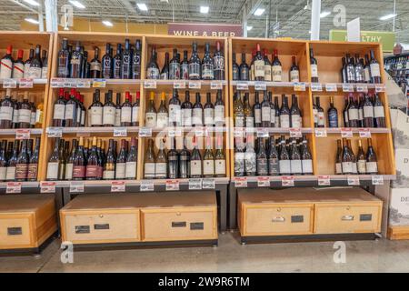 Supermarkt mit Weinauswahl in Holzkisten Stockfoto