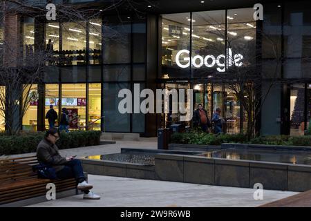 London, Großbritannien. Dezember 2023. Das Google-Logo über der Tür des Google-Hauptsitzes in Pancras Square, Kings Cross, London, Großbritannien. Stockfoto