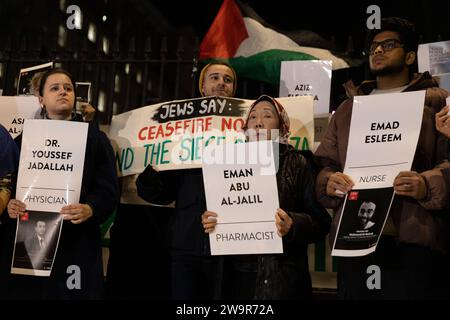London, Großbritannien. Dezember 2023. Die Beschäftigten des Gesundheitswesens in London halten eine Mahnwache ab und fordern einen dauerhaften Waffenstillstand in Gaza, um ihre Kollegen zu unterstützen. Stockfoto