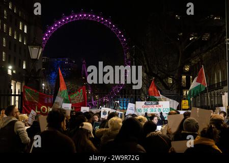 London, Großbritannien. Dezember 2023. Die Beschäftigten des Gesundheitswesens in London halten eine Mahnwache ab und fordern einen dauerhaften Waffenstillstand in Gaza, um ihre Kollegen zu unterstützen. Stockfoto