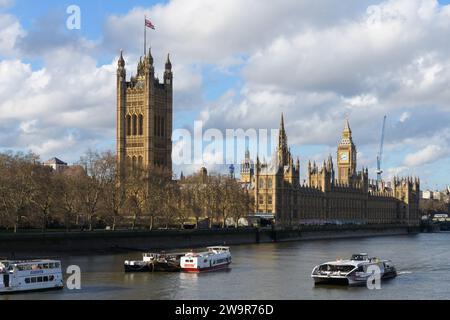 London, Vereinigtes Königreich - 17. März 2023; Flussboot passiert Houses of Parliament auf der Themse Stockfoto