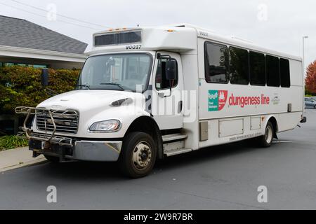 Edmonds, WA, USA - 11. September 2023; Busse der Dungeness Line, die den Personenverkehr mit Schildern betreiben Stockfoto