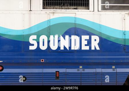 Edmonds, WA, USA – 11. September 2023; Name auf der Seite der Sounder-Lokomotive für den Puget Sound-Pendlerzug Stockfoto