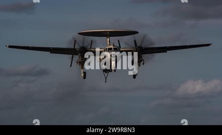 Eine E-2D Hawkeye, die an den „Bear Aces“ der Airborne Command and Control Squadron (VAW) 124 befestigt ist, nähert sich dem größten Flugzeugträger der worldÕs, der USS Gerald R. Ford (CVN 78), am 28. November 2023. Die Gerald R. Ford Carrier Strike Group ist derzeit im Mittelmeer tätig. Die USA halten nach vorne entsandte, bereitwillige und positionierte Kräfte bereit, um Aggressionen abzuschrecken und Sicherheit und Stabilität auf der ganzen Welt zu unterstützen. (Foto der US Navy von Mass Communication Specialist 2nd Class Nolan Pennington) Stockfoto