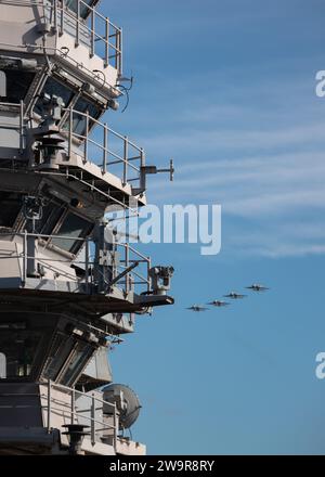 Flugzeuge, die Carrier Air Wing (CVW) 8 zugeordnet sind, führen Routineflugoperationen vom größten Flugzeugträger der worldÕs USS Gerald R. Ford (CVN 78) aus, 11. Dezember 2023. Die Gerald R. Ford Carrier Strike Group ist derzeit im Mittelmeer tätig. Die USA halten nach vorne entsandte, bereitwillige und positionierte Kräfte bereit, um Aggressionen abzuschrecken und Sicherheit und Stabilität auf der ganzen Welt zu unterstützen. (Foto der US Navy von Mass Communication Specialist 2nd Class Nolan Pennington) Stockfoto