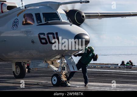 Luftfahrt Boatswain's Mate (Ausrüstung) 2nd Class Hunter Athey, der dem Luftministerium des worldÕs größten Flugzeugträgers USS Gerald R. Ford (CVN 78) zugeteilt wurde, legt Spannung auf eine E-2D Hawkeye, die an die 'Bear Aces' der Luftlandekommando- und Kontrollstaffel (VAW) 124 angeschlossen ist, am 11. Dezember, 2023. Die Gerald R. Ford Carrier Strike Group ist derzeit im Mittelmeer tätig. Die USA halten nach vorne entsandte, bereitwillige und positionierte Kräfte bereit, um Aggressionen abzuschrecken und Sicherheit und Stabilität auf der ganzen Welt zu unterstützen. (Foto der U.S. Navy von Mass Communication Specialist 3rd Class Maxw Stockfoto