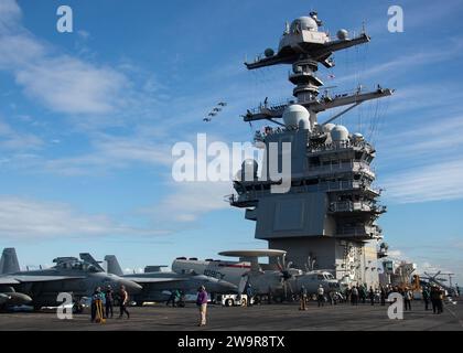 Flugzeuge, die Carrier Air Wing (CVW) 8 zugeordnet sind, führen Routineflugoperationen vom größten Flugzeugträger der worldÕs USS Gerald R. Ford (CVN 78) aus, 11. Dezember 2023. Die Gerald R. Ford Carrier Strike Group ist derzeit im Mittelmeer tätig. Die USA halten nach vorne entsandte, bereitwillige und positionierte Kräfte bereit, um Aggressionen abzuschrecken und Sicherheit und Stabilität auf der ganzen Welt zu unterstützen. (Foto der US Navy von Mass Communication Specialist 2nd Class Nolan Pennington) Stockfoto