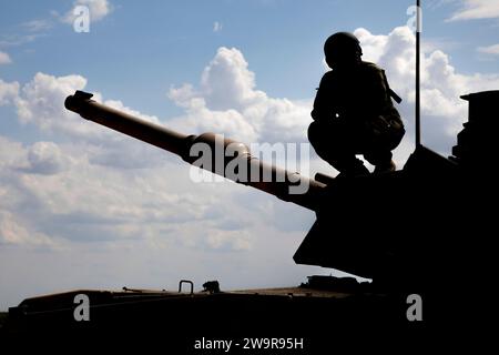 Ein Abrams-Panzer M1A2, der von Soldaten des 3. Bataillons, 66. Panzerregiment, 1. Infanterie-Division, betrieben wird, wird inspiziert, bevor er am 22. Juni 2023 in Fort Riley, Kansas, beschossen wird. Die Soldaten, die den Panzer bemannten, waren in der Nähe, um die Qualifikationstabellen für die Kanonenschießen durchzuführen. (Foto der US-Armee von PFC. Koltyn O'Marah) Stockfoto