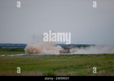 Ein Abrams-Panzer M1A2, der von Soldaten des 3. Bataillons, 66. Panzerregiment, 1. Infanteriedivision, betrieben wird, feuert am 22. Juni 2023 auf Fort Riley, Kansas. Die Soldaten, die den Panzer bemannten, waren in der Nähe, um die Qualifikationstabellen für die Kanonenschießen durchzuführen. (Foto der US-Armee von PFC. Koltyn O'Marah) Stockfoto