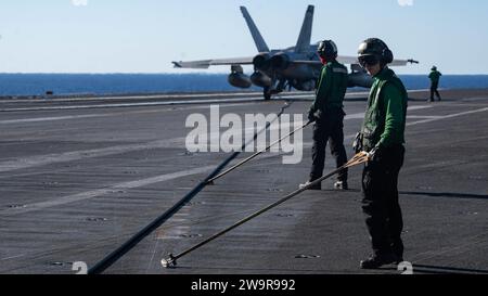 Seeleute, die der Luftverkehrsabteilung des größten Flugzeugträgers worldÕs zugeordnet sind, leiten den Rückzug des Fanggerätes auf dem Flugdeck des weltweit größten Flugzeugträgers USS Gerald R. Ford (CVN 78) am 15. November 2023. Die Gerald R. Ford Carrier Strike Group führt routinemäßige Operationen im Mittelmeer durch. Die USA unterhalten nach vorne entsandte, bereitwillige und positionierte Kräfte, um Aggressionen abzuschrecken und Sicherheit und Stabilität auf der ganzen Welt zu unterstützen. (Foto der U.S. Navy von Mass Communication Specialist 3rd Class Maxwell Orlosky) Stockfoto