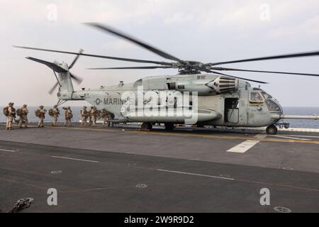 231221-M-VB101-2080 EINSATZGEBIET DER 5. US-FLOTTE (21. Dezember 2023) US-Marines mit Alpha Company, Battalion Landing Team 1/6, 26. Marine Expeditionary Unit (Special Operations Capable) (MEU(SOC)), an Bord eines CH-53E Super-Hengstes, der eine taktische Bergung des Flugzeugs und Personalübung an Bord des amphibischen Angriffsschiffs USS Bataan (LHD 5) durchführt, Dez. Marines und Matrosen der 26. Marine Expeditionary Unit (Special Operations Capable), die auf den Schiffen der Bataan Amphibious Ready Group eingestiegen sind, befinden sich auf einem geplanten Einsatz als Krisenreaktionstruppe des Tri-Geographic Combatant Command Stockfoto