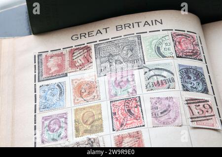 Seite des Briefmarkensammelbuches mit Briefmarken aus großbritannien Anfang des 20. Jahrhunderts Stockfoto