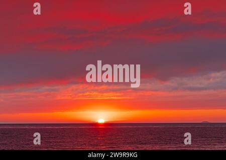 Roter Himmel über fernen Gewässern am Lake Superior im Superior Provincial Park in Ontario Stockfoto